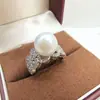 Anillo de estilo lujo ligero popular con diseño hueco de perla natural para mujer, anillo de diseño nicho, anillo ajustable estilo coreano para el dedo índice