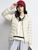 Mismo estilo que en el centro comercial: chaqueta corta ligera para mujer 2026 nueva de otoño/invierno, cálida, con capucha, de plumón de pato blanco