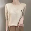 Ropa de punto para mujer con trenzado clásico para el otoño, cuello redondo, manga de tres cuartos, top ajustado que estiliza y rejuvenece.