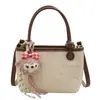 Bolso cubo de moda de nicho de verano con relieve de dibujos animados y accesorios, bolso de mano versátil para mujer, adecuado para ir al trabajo, bolso de hombro o cruzado