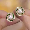 Brincos Vermelhos de Pérola com Cravação de Diamantes em Novo Estilo de Luxo Leve para Mulheres, Brincos de Alto Padrão e Elegantes, Versáteis e Modernos, Joias de Orelha Populares e Mais Vendidas