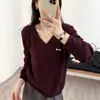 Suéter com decote V e lantejoulas para mulheres, novo estilo outono e inverno 2026, com gravata borboleta, cores contrastantes, caimento solto, malha afina e rejuvenesce