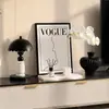 Juego de decoración de escritorio de alta gama para sala de estar y dormitorio, creando una decorativa y atmosférica foto de marco minimalista en blanco y negro estilo francés con alto valor estético.