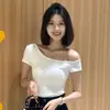 Camiseta Negra de Hombro Descubierto Manga Corta para Mujer Verano Única Bonita Diseño Irregular Sentido de Diseño Ajustada Top Corto Off-shoulder Moderno