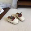 Zapatos de paseo para niños pequeños con decoración de colgante de felpa de cereza de dibujos animados, elegantes y lindos, zapatos pequeños de cuero para niñas, primavera y otoño 2026