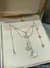 Mini colar V-gold Baoge de alta qualidade com pequeno pingente em formato de leque, concha branca e ágata vermelha, espessamente banhado a ouro 18K, corrente para clavícula em formato de leque, gravação de precisão CNC