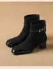 Botas Altas Retro de Tacón Grueso con Forro Polar para Mujer 2026 Otoño/Invierno Nuevas Botas Cortas de Vestir Hebilla de Gamuza Botas Versátiles Adelgazantes