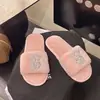 Zapatillas Peludas de Diamante de Marca de Moda para Mujer Otoño/Invierno 2025 Nuevas para el Hogar Brillantes de Diamante Planas Cálidas Deslizables Talla Grande