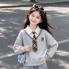 Conjunto de Moletom com Gola Polo Estilo Coreano para Meninas de Meia-Idade e Crianças Pequenas, Falso Duas Peças, com Desenho Animado Fofo e Jeans, Estilo Escolar, Tendência