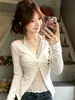 Súper elegante, perfecto para principios de otoño: una camiseta blanca, pura y elegante de manga larga con encaje y cuello halter, diseñada para parecer un conjunto de dos piezas, ideal como capa interior o camiseta básica