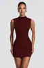 Vestido bodycon minimalista y elegante de color liso sin mangas y cuello alto con cintura dividida y diseño de lazo, estiliza y es moderno