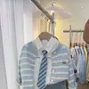 Conjunto de Primavera y Otoño para Niños 2026 Nueva Moda Suéter Chaqueta Camisa Cárdigan Rayado Jeans Conjunto de Tres Piezas