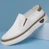 Verão 2026 Novo Sandália Masculina de Couro Respirável com Malha Vazada Fly-Knit Tamanco Casual Slip-On Masculino 366