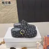 Sapatos tipo Birkenstock com sola grossa, salto embutido e forro de fleece para mulheres, chinelos fechados de bolinhas, Novo Estilo Outono/Inverno 2026, chinelos casuais de algodão para uso externo