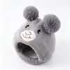 Gorro de protección para orejas de oso de peluche para otoño e invierno, gorro tejido de dibujos animados bordado con doble pompón, gorro de punto a prueba de viento para niños y niñas, en stock