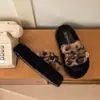 Pantuflas esponjosas estilo coreano con lazo para mujer, nueva colección otoño/invierno 2026, cómodas y fáciles de usar, de suela gruesa, felpa y con una sola tira de algodón.