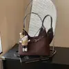 Bolso de hombro estilo retro para mujer, perfecto para exportación, con un aspecto sofisticado, diseño versátil y múltiples usos como mochila o bolso cruzado, hecho de gamuza