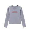 Camiseta de mujer gris, cuello redondo, hombros normales, manga larga, nuevo estilo primavera/otoño, estampado de letras estilo americano, corte ajustado, top de moda