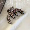 A nova coleção de outono da Lan apresenta presilhas de cabelo com estampa de leopardo estilo coreano, oferecendo um visual sofisticado para penteados altos e rabos de cavalo femininos.. Estes acessórios de cabelo incluem presilhas de tubarão e outras presilhas de cabelo estilosas