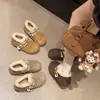 Nuevos zapatos de algodón con forro cálido y peludo para otoño e invierno 2026, con un tacón oculto, adecuados para usar al aire libre, y una suela gruesa con forro de polar.