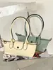 Bolso tote de estilo francés con nicho y asa larga, nuevo diseño de moda, bolso baguette de alta calidad, moderno y versátil, perfecto para llevar debajo del brazo