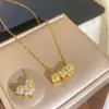 Nuevo y moderno diseño de collar con tres pequeñas flores formando un corazón, para mujer, se puede usar de dos maneras, cadena para la clavícula, lleno de diamantes