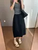 Sencilla y práctica para el trayecto diario, esta falda midi de corte A presenta un bajo con abertura, una silueta fluida y un corte ligeramente holgado.. Es una elección perfecta para el otoño, H090805