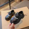 Sapatos de couro femininos estilo coreano 2026 primavera e outono novo modelo infantis estilosos com cadarço laço velcro sola macia sapatos de sola única