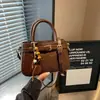 Bolso pequeño simple de invierno para mujer, modelo nuevo 2025 para el trabajo y los desplazamientos, bolso de mano pequeño, bolso cuadrado pequeño, bolso cruzado versátil de alta gama
