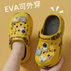 Crocs Infantis para Meninos 2026 Novo Verão Eva Solado Macio Suporte de Arco Antiderrapante Biqueira Fechada Sandálias de Exterior para Meninos