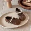 Zapatos de Princesa de Suela Suave para Niños 2026 Nuevo Estilo Primavera/Otoño Zapatos Individuales para Niña Pequeña Zapatos Planos Moda Perla Zapatos Pequeños de Cuero