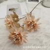 Venta al por mayor de fábrica de crisantemos artificiales de tres cabezas para bodas, camino de plomo, flores decorativas, accesorios de tiro, flores falsas en stock