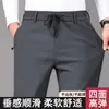 Pantalones casuales para hombre con cintura totalmente elástica, corte recto y tiro medio-alto, en colores lisos, para la temporada otoño/invierno 2026