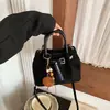 Lujo discreto de alta gama, diseño de nicho, bolso de mano de gamuza con detalles plisados, nueva colección otoño/invierno 2026 para mujer, bolso de hombro o bolso cruzado