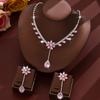 Tendencia de moda: collar y pendientes de lujo con circonitas, ideal para usar en vivo, con borlas de flores rosas.