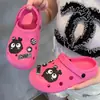 Novas Sandálias Tamanco de Verão para Mulheres 2026, Meias Pantufa Fechadas na Ponta, Solado Macio para Exterior, Estilo Cartoon de Celebridade da Internet para Praia