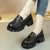 Novos Sapatos Femininos de Solado Macio Versáteis Pequenos Sapatos de Couro 2026 Outono Sapatos Loafer Grossos Aumentadores de Altura Estilo Britânico Slip-Ons