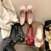 Sapatilhas Femininas 2025 Outono e Inverno Novo Estilo Coreano Bico Fino Couro Envernizado Laço Elegante Vermelho Delicadas Sapatilhas Sapatos de Casamento