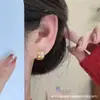 Estilo clásico francés, aretes de banda ancha chapados en oro con acentos de flor de circón, modernos y minimalistas, un toque de lujo, adecuados para el uso diario y versátiles para cualquier atuendo