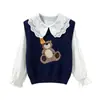 Roupa moderna para primavera e outono para meninas: um colete de urso de desenho animado fofo, uma camisa com gola de boneca e calças casuais xadrez de perna larga
