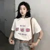 Camiseta Branca de Manga Curta para Mulheres, Novo Estilo Coreano Verão 2026, Caimento Solto, Versátil, Super Popular, Comprimento Médio, Top com Estampa de Urso