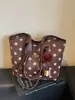 Bolsa tote de bolinhas de alta qualidade e grande capacidade para mulheres, novo estilo 2026, retrô, design de nicho, bolsa de ombro moderna para o dia a dia