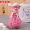 Venta al por mayor flor falsa ratán adornos cesta de flores maceta de plástico sala de estar arreglo floral jarrón tejido paja decorativa cesta de flores secas