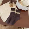 Calcetines holgados a rayas y lunares estilo bosque en tono marrón retro inspirados en botones de Chanel para mujer con estampado de pata de gallo, principios de otoño de 2026