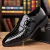 Sapatos Masculinos Plus Size Transfronteiriços Novos Sapatos de Couro Pontudos de Negócios com Fivela de Metal Decorativa Sapatos de Couro com Padrão de Crocodilo Sapatos Respiráveis
