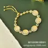 Suministro de transmisión en vivo pulsera de calcedonia blanco hielo pulsera de mujer huevo de paloma superficie de anillo grande moda moderna retro