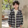 Camisa com Capuz Xadrez Estilo Coreano Infantil para Primavera e Outono 2026 Novo Estilo Jaqueta Cardigan Bonita para Crianças de Meia-Idade e Mais Velhas