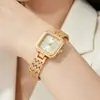Relógio Popular Transfronteiriço de Liga, Relógio Feminino com Pulseira de Aço Padrão Ondulado, Relógio Simples de Quartzo com Números Romanos