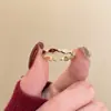 Delicado anel vermelho em formato de gota d'água fino para mulheres, design de nicho estilo ins, anel aberto único, anel para dedo indicador estilo floresta