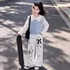 Un atuendo fresco y vibrante inspirado en la dopamina: una camisa con cuello de muñeca combinada con pantalones de pierna ancha, creando un look dulce y adorable para niñas
